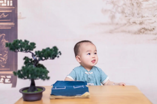 沈阳怀孕肚子中间凹两边凸